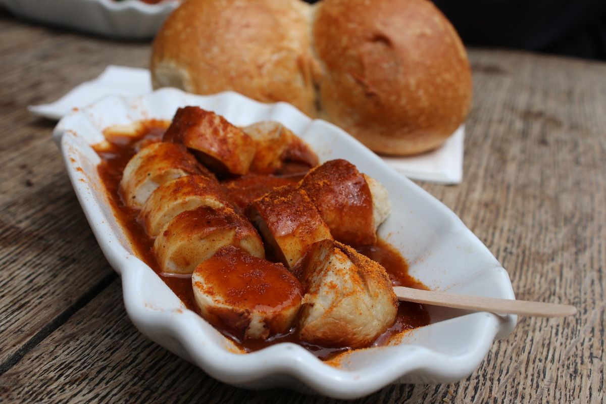 The history of currywurst: how was discovered and how is prepared nowadays